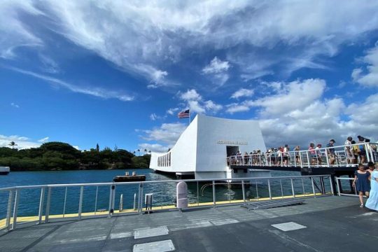 Deluxe Pearl Harbor and Famous Waikiki Beach Tour from Kona